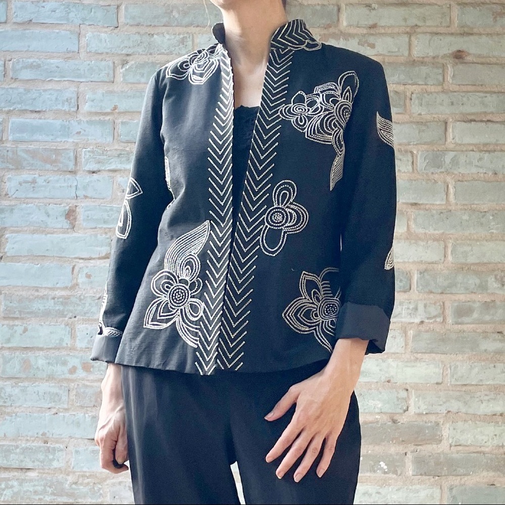 Tweeds Embroidered Jacket Black Silk Open Blazer Floral Contrast Stitch